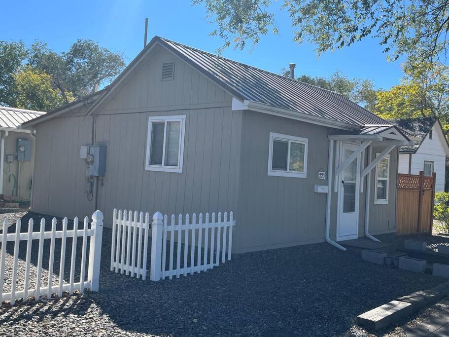 Cheerful Pet-Friendly Bungalow Right In Town Montrose Bagian luar foto