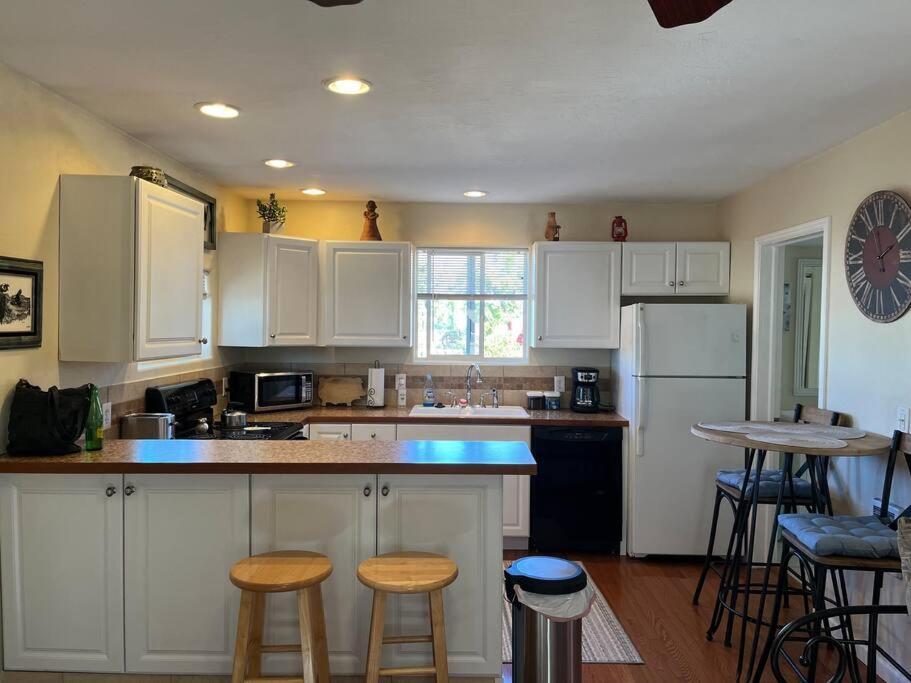 Cheerful Pet-Friendly Bungalow Right In Town Montrose Bagian luar foto